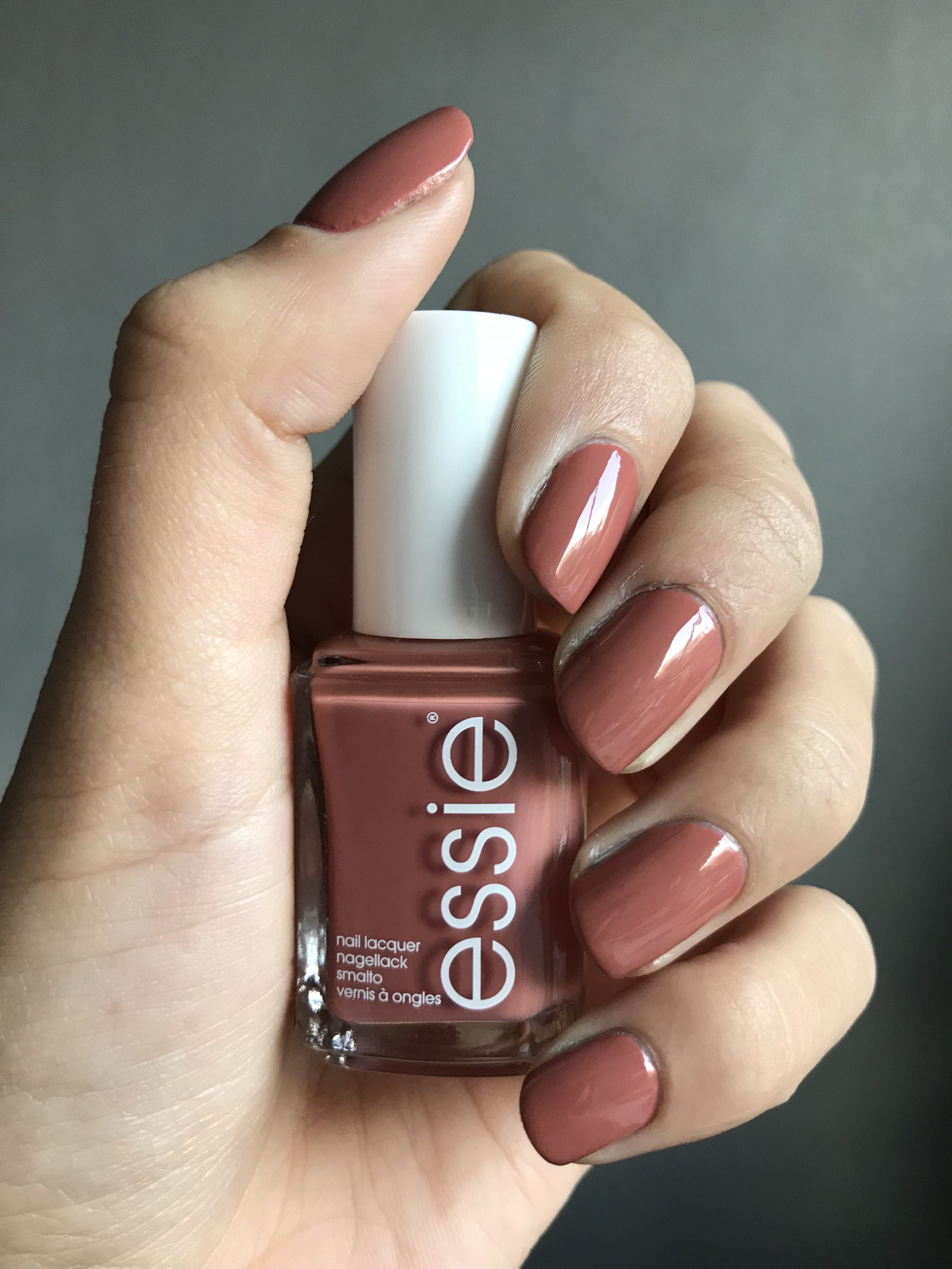 Sơn móng tay Essie Suit And Tied 1118